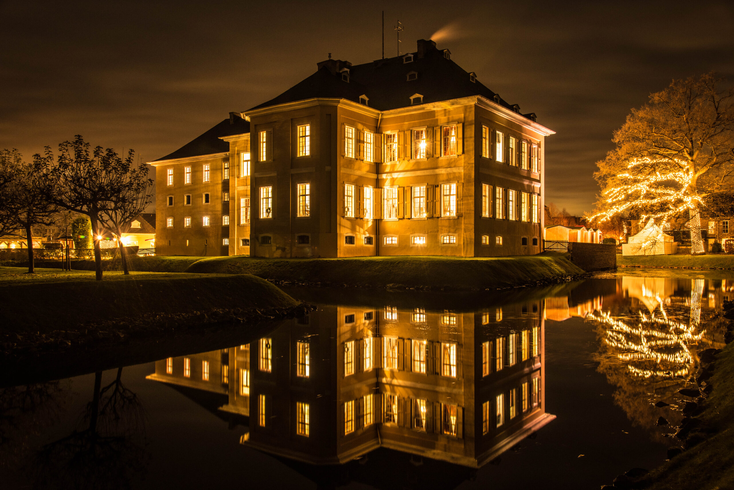 Schloss Miel mit Golfgrün